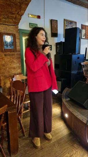 Изображение выглядит как одежда, человек, мебель, в помещении

Содержимое, созданное искусственным интеллектом, может быть неверным.