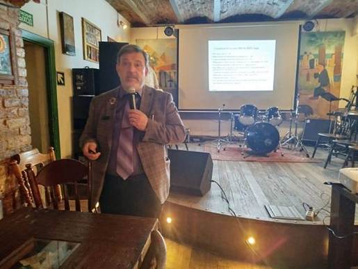 Изображение выглядит как в помещении, одежда, стена, человек

Содержимое, созданное искусственным интеллектом, может быть неверным.