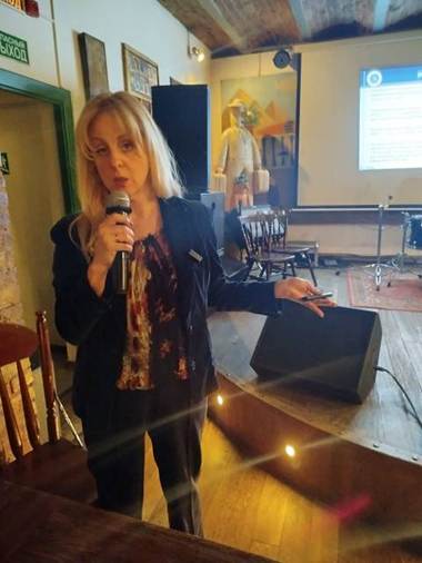 Изображение выглядит как в помещении, одежда, человек, стена

Содержимое, созданное искусственным интеллектом, может быть неверным.