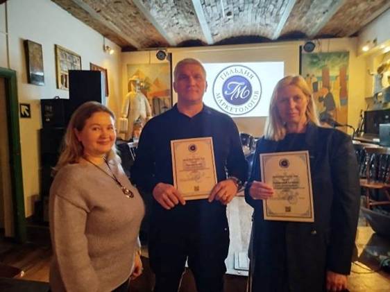 Изображение выглядит как одежда, Человеческое лицо, человек, в помещении

Содержимое, созданное искусственным интеллектом, может быть неверным.