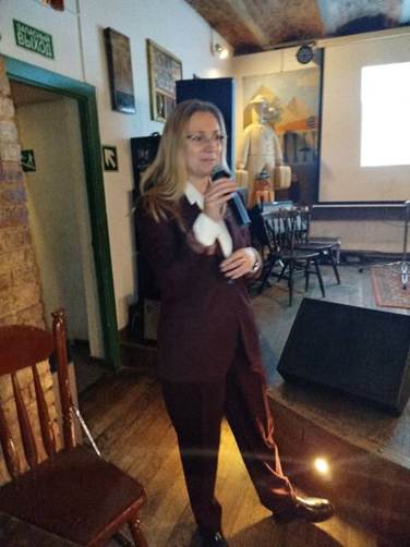 Изображение выглядит как одежда, человек, в помещении, стена

Содержимое, созданное искусственным интеллектом, может быть неверным.