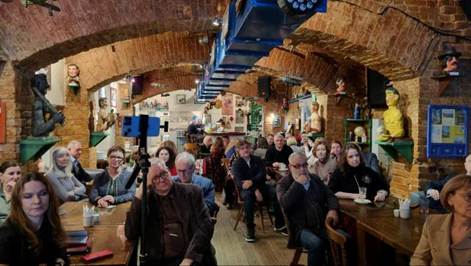 Изображение выглядит как одежда, сцена, человек, люди

Содержимое, созданное искусственным интеллектом, может быть неверным.