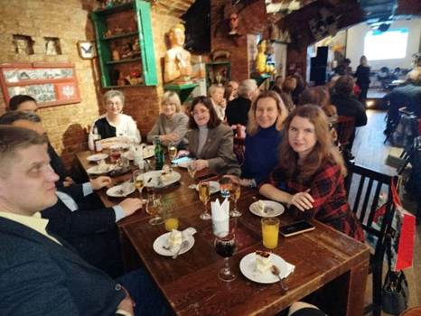 Изображение выглядит как человек, одежда, стол, Человеческое лицо

Содержимое, созданное искусственным интеллектом, может быть неверным.